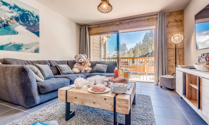 Les Boisses Apartment | Luxury Duplex 4* Ski-In/Ski-Out with Pool, Spa, Parking, Balcony & Hotel Services