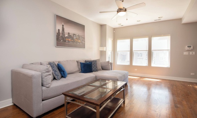 Roscoe Village House | Luxury duplex home in Roscoe Village/Wrigley Field with Free Steet Parking