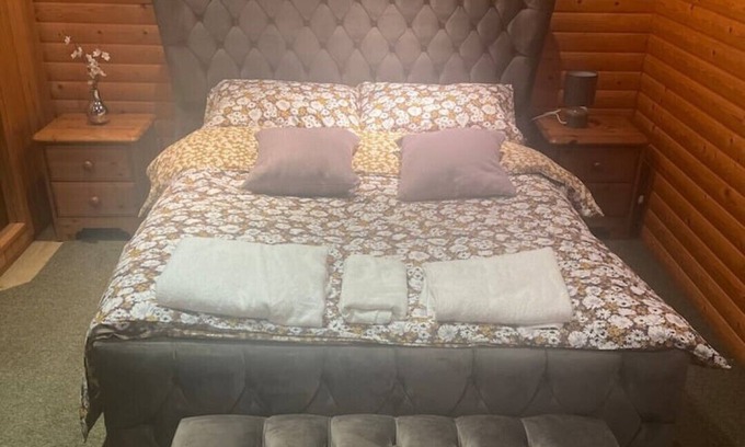Grays Apartment | Luxury En-suite Cabin with Sauna in Grays, Thurrock close to station and shops