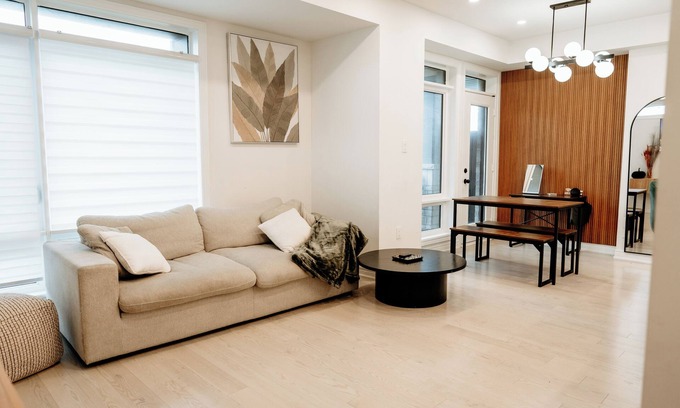 Ajax House | Luxury Escape 2-Bed Townhouse Near Waterfront, Casino, Resort & Downtown