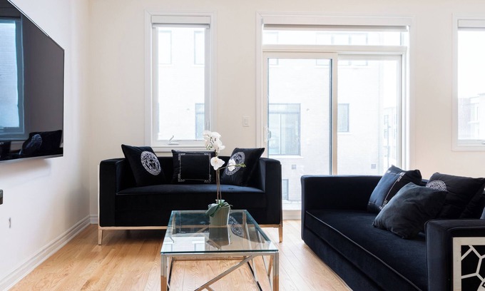 Vaughan House | Luxury Escape Near Canada’s Wonderland | Prime Location