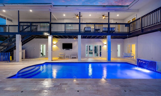 Cutler Bay Villa | Luxury Escape: Pool, Hot Tub, Gym and More! by RedAwning