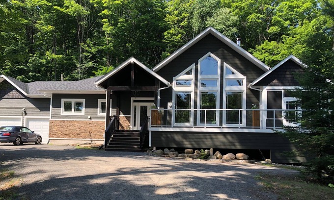 Huntsville House | Luxury Executive Muskoka Residence. Minutes to Golf, Skiing, Lakes, Fine Dining