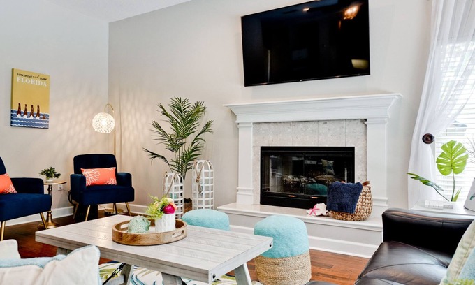 Bradenton House | Luxury Family Escape: Spacious 4BR, Pool, Close to AMI, Dining & Attractions!