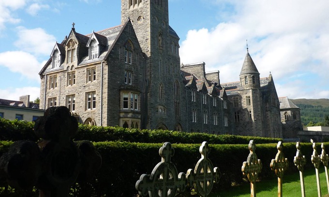 Fort Augustus Apartment | Luxury flat in old Abbey: Wi-Fi, pool, tennis, bbq. Walk to pubs & restaurants