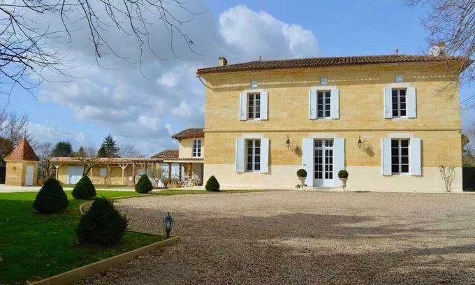Mouliets et Villemartin House | Luxury 7 bedroom country home with private pool near Saint Emilion