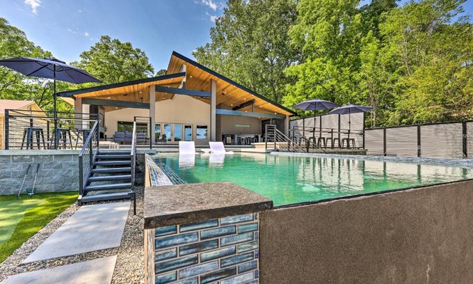 Lake Hamilton House | Luxury Gem with Game Room and Oaklawn Track Box!