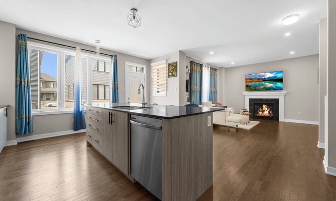 Ottawa Division House | Luxury Getaway | Game Room Entertainment + Dedicated Office Space