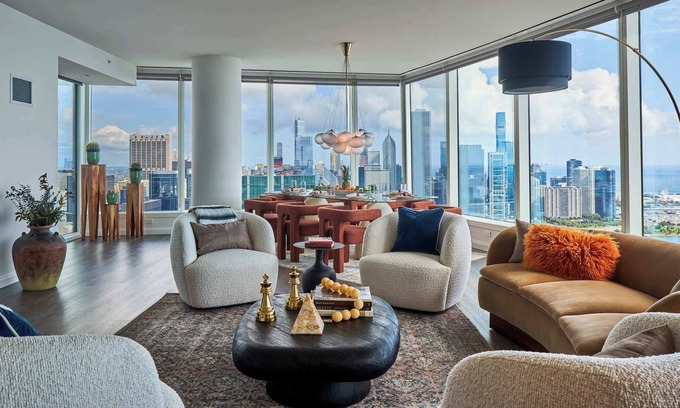 The Loop Apartment | Luxury High-Floor Retreats + Lake Views