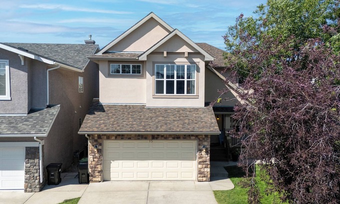 Panorama Hills House | Luxury Home, 5 BR, 10 Beds, Crib, Sleeps 12, Office room, Play room, 12m to YYC.