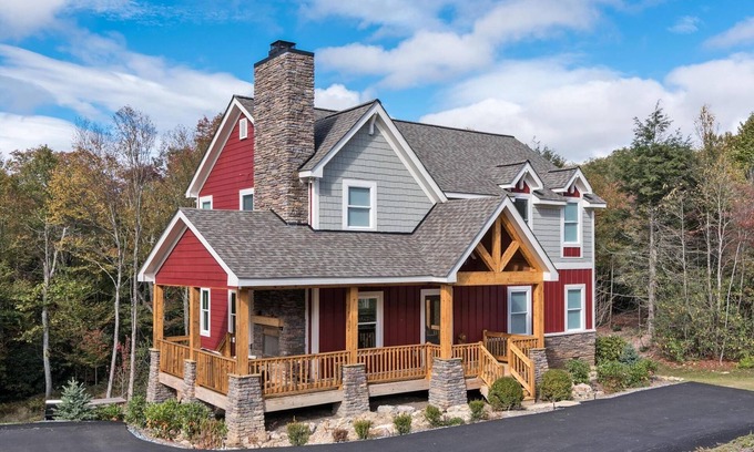 Blowing Rock House | Luxury Home in exclusive Sweetgrass gated community 10 mins to Blowing Rock
