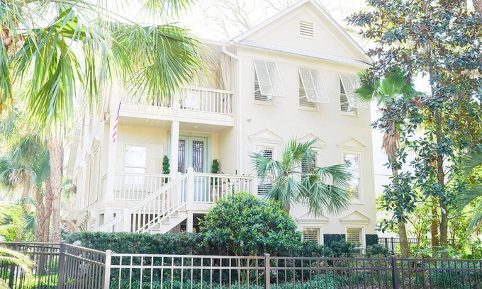 King City House | Luxury home steps from the pier village, sleeps 10