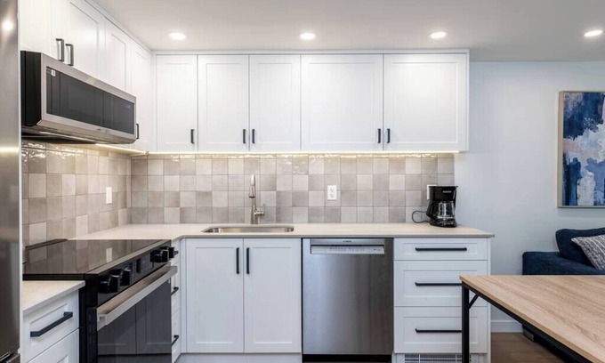 Horseshoe Bay House | Luxury Horseshoe Bay Walking Distance to Ferry