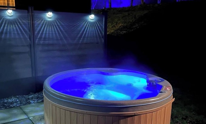Morpeth Cabin | Luxury hot tub lodge with onsite bar/restaurant and many other amenities