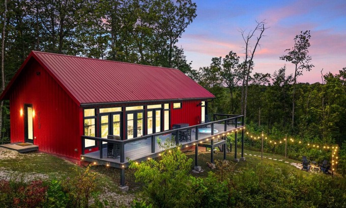 Campton Apartment | Luxury/Hot-Tub/WiFi - A Red River Barnhouse