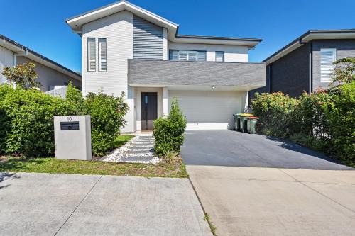 Gledswood Hills House | luxury house near golf courses! Free wifi & free parking