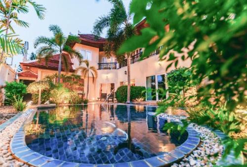 Pratumnak Hill Villa | Luxury & Huge Garden Pool Villa Semi-4Bed near Beach & Walking Street