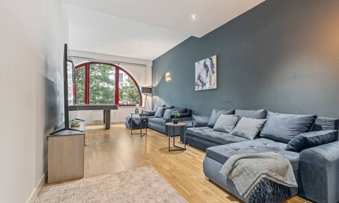 Leeds City Center Apartment | Luxury in Leeds - Sleeps 9 - Pool & Tennis Tables