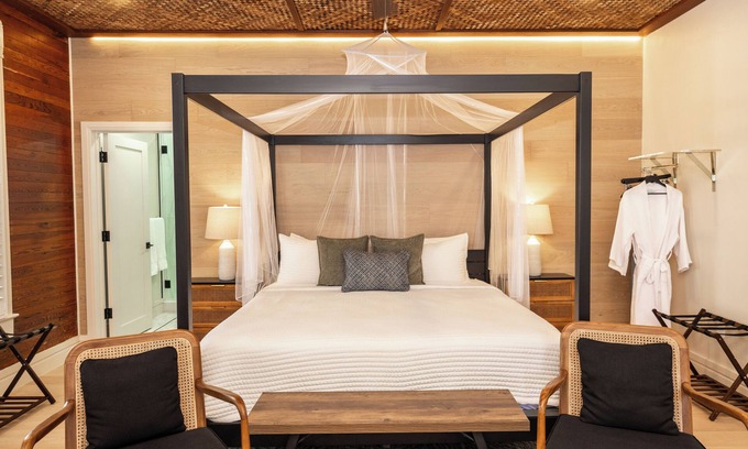 Historic Seaport Hotel | Luxury King Studio - Come Hide