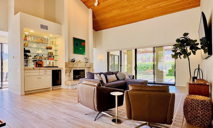 La Quinta Condo | Luxury La Quinta Retreat: 3BR Resort-Style Home with Mountain Views