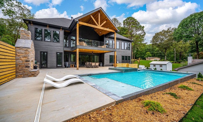 Rockwell House | Luxury Lake Front+Heated Pool & Hot Tub+Boat Dock