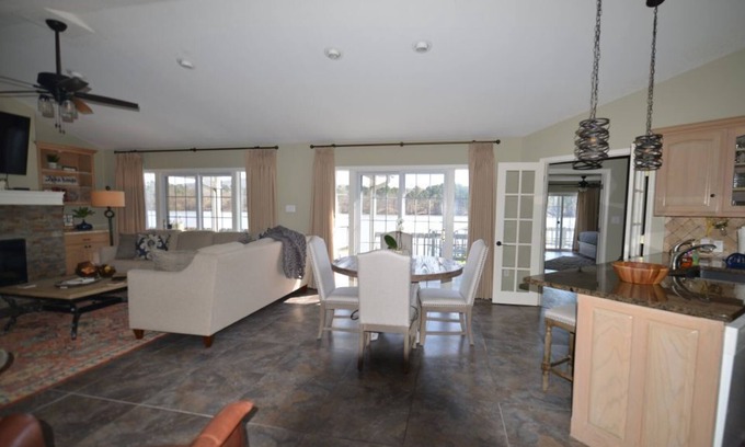 Mid America House | Luxury lake home