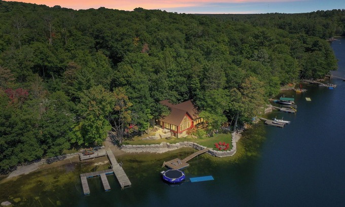 Trent Lakes Cottage | Luxury Lakefront Cottage Retreat | Hot Tub Sauna Sleeps 18