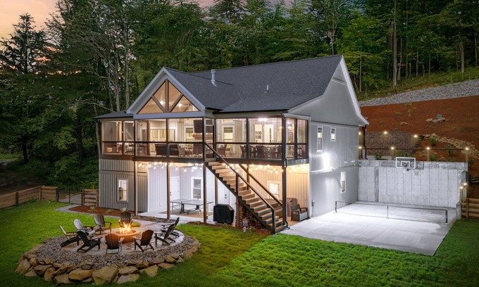 Clarkson House | Luxury Lakefront Retreat at Nolin Lake-Near Mammoth Cave-Sleeps 20!