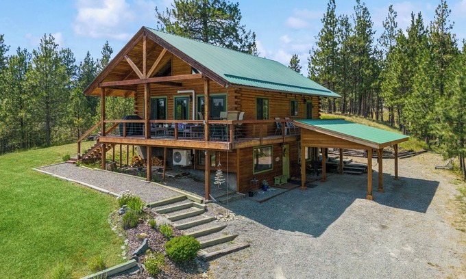 Eureka House | Luxury Lakeview 3 bedroom/ 2 bathroom Cabin Near Golf that sleeps 7!