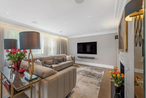 City of Westminster Apartment | Luxury Large Park Lane Views 1250sqft