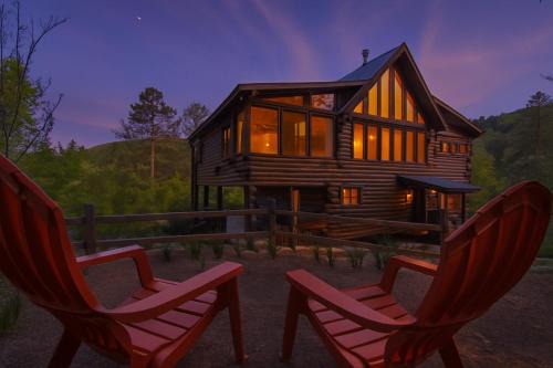 Gatlinburg - Pigeon Forge House | Luxury Lodge and Resort- Hot Tub, Fire Pit, Game Room, Pets