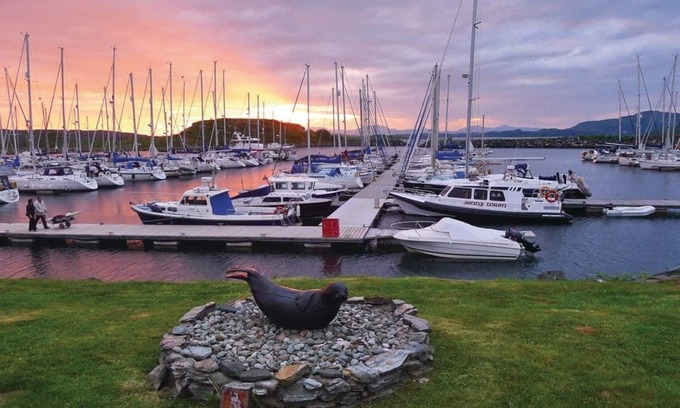 Craobh Haven Ski Chalet | Luxury lodge with king-size four poster and child size single.