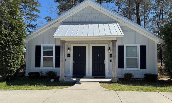 Elizabethtown Resort | Luxury Lodging, Lakefront View, 2 Queen Beds w/Private Bath, Private Patio.