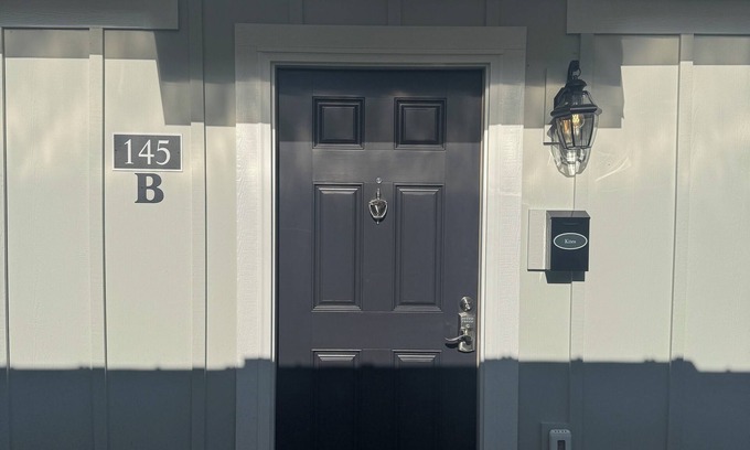 Elizabethtown Cottage | Luxury Lodging, Lakefront View, King Bed w/Private Bath, Patio