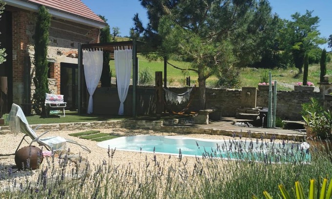 Cognat-Lyonne Cottage | Luxury Loft with Heated Pool, Spa, and Garden near Vichy