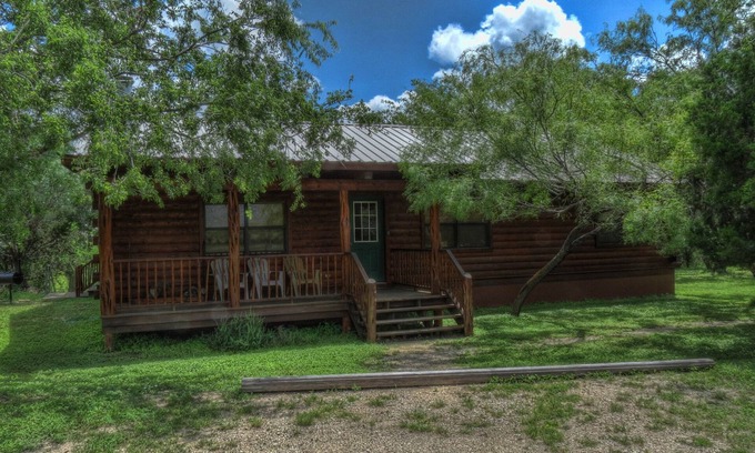 Rio Frio Cabin | LUXURY LOG CABIN #1 ON THE FRIO RIVER