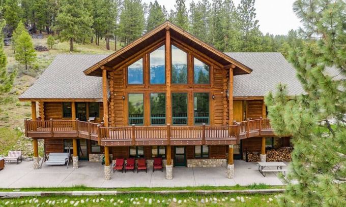 Tamarack Cabin | Luxury Log Cabin Near Cascade Lake, 80 Acres, RVs