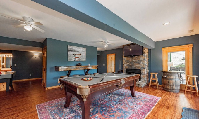 Mountainside House | Luxury Log Chalet Overlooking Deep Creek w/Hot Tub