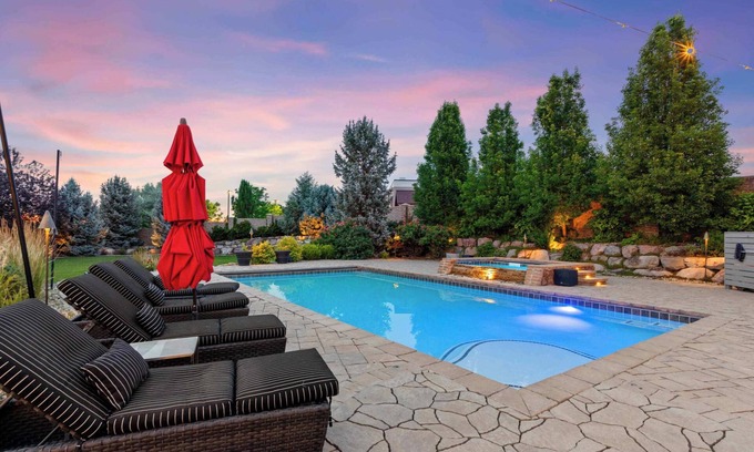 Draper House | Luxury Mansion *Sleeps 20 *Pool *SportCrt *Theater