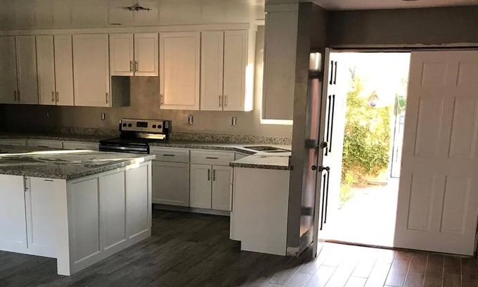 Bellair House | Luxury Mid-Term Stay - Golf, Spa & Pool, Pet Friendly, Walkable, Playground
