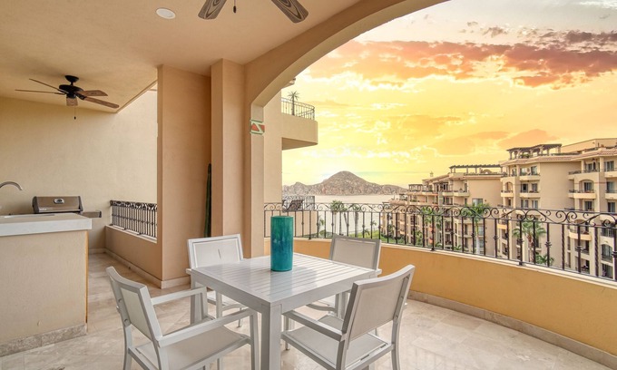 Los Cabos Condo | Luxury Modern Decor! * Lands End from Balcony! Medano Beachfront!