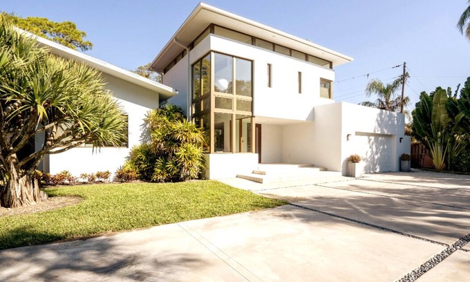 Indian Beach Sapphire Shores House | Luxury Modern Ville in Heart of Sarasota