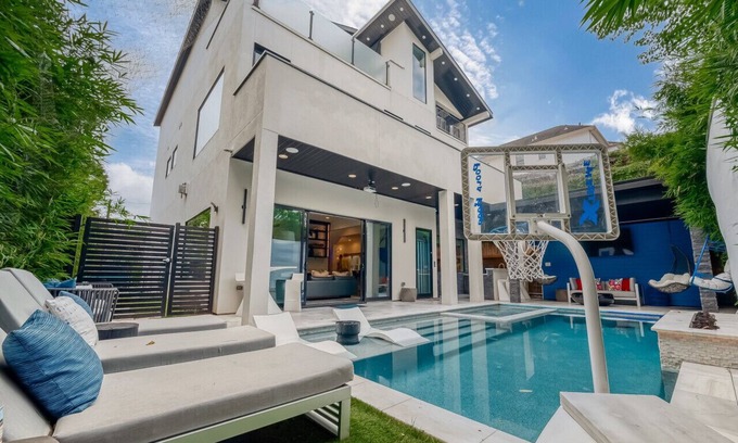 Neartown Apartment | Luxury Montrose Pool Home Villa