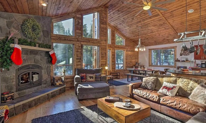 Valley of the Sun Cabin | Luxury Mountain Getaway in Fairplay w/Deck!