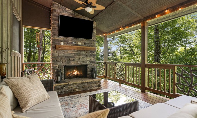 Sapphire Cabin | Luxury mountain home - lake, golf, tennis and more! Firewood included.