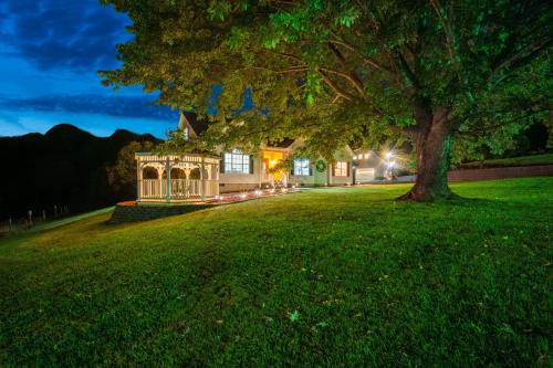 Sparta House | Luxury Mountain Retreat with Main House and Garage Apartment. Perfect for Families, Retreats and Remote Work
