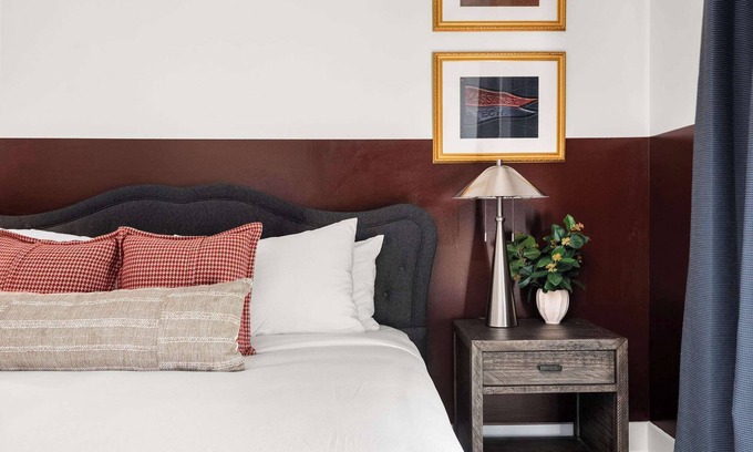 Eighth Avenue House | Luxury Nashville Homes: Sleeps 36, Free Parking, Perfect for Groups