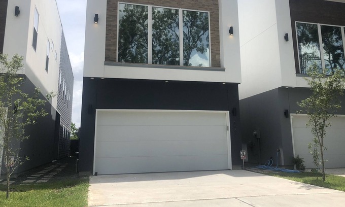 Garden Oaks House | Luxury New Home Near Galleria