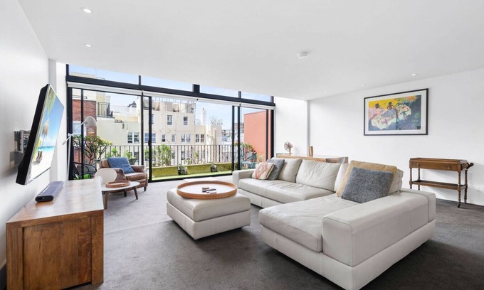Potts Point Apartment | Luxury New York Sky Pad - with Views + Gym +Sauna