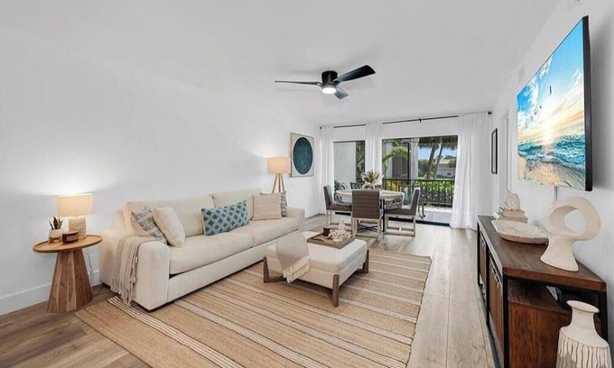 Moorings Condo | Luxury newly renovated, 2 bed/2bath condo in heart of Moorings, Naples-FL